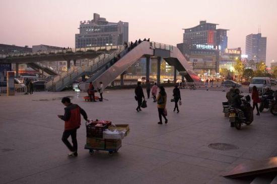 外媒称全球六成圣诞物品产自义乌：什么都能在这买到