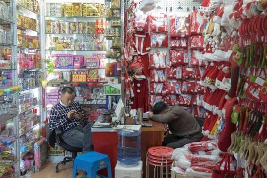 外媒称全球六成圣诞物品产自义乌：什么都能在这买到